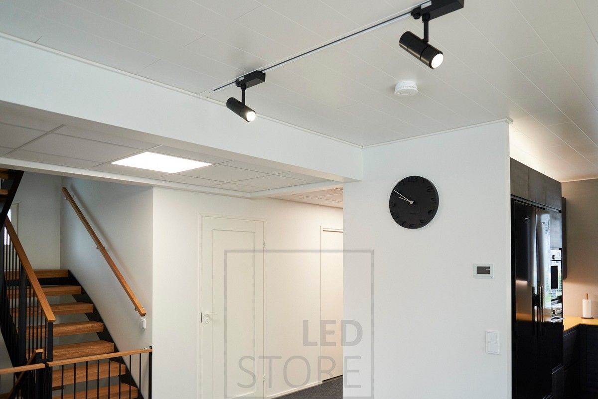 Black rail lights to illuminate the space, available in two different colours and two different sizes. The picture shows the smaller, 15W version. Ledstore.fi